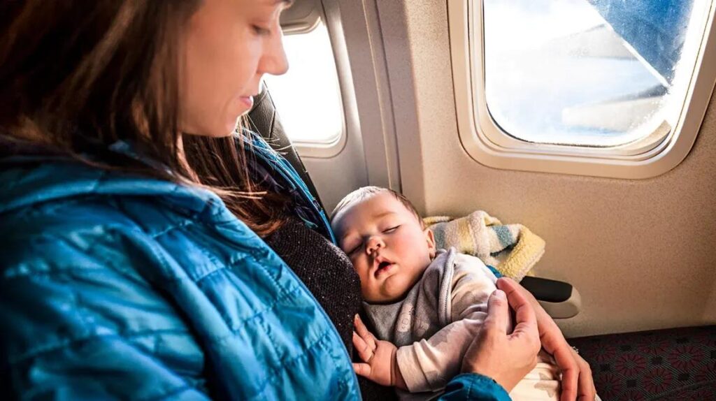 Kinh nghiệm cho trẻ sơ sinh đi máy bay an toàn và tiện lợi
