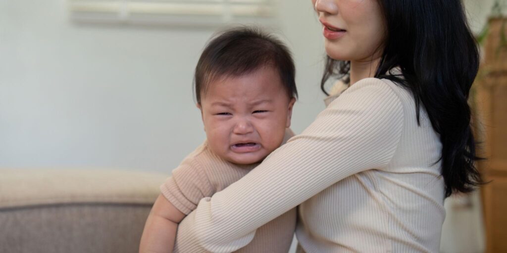 Trẻ sơ sinh ngủ ngày thức đêm: Nguyên nhân và cách điều chỉnh khoa học giúp bé ngủ đúng nhịp sinh học